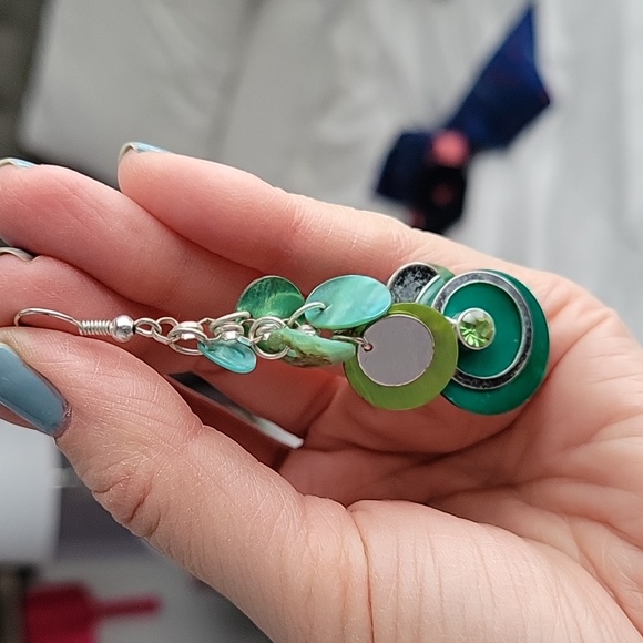 🔥3/$15 Green earrings - Picture 2 of 2